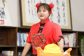 贾玲的体重总算“刹车”了，修身版唐装也敢穿出来，成胖女孩榜样图片