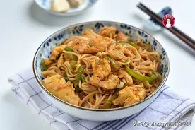 夏天犯懒不爱做饭，10分钟搞定1锅鸡蛋青椒炒面，全家如狼似虎图片