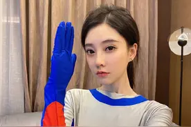 冯提莫穿超人衣服变身莫特曼，网友：我是小怪兽快来打我呀图片