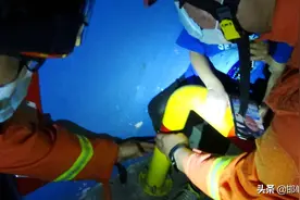 男童贪玩腿卡车库铁桩 消防紧急救助图片