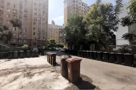 沪上一小区，露天摆放60多个垃圾桶！臭煞闹煞，居民们炸锅了图片
