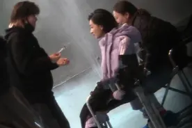 万茜耍大牌？被助理喂食神情淡然，工作室回应：是外甥女分享美食图片