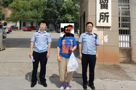 常德女子骑电动车没戴头盔被交警查获，不听劝阻还咬伤交警图片