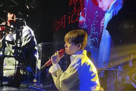 明星舞台再出事故！24岁女星不慎摔倒面部朝地，被背下舞台惹惊呼图片
