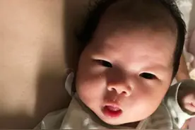 2岁宝宝经常挠头，频繁洗头也不见缓解，送医后医生摇头：来晚了图片