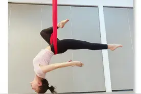 袁姗姗练高空瑜伽直言"上头" 悬空倒立轻盈柔韧又优美图片