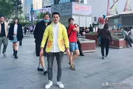 四川宜宾90后小伙，用尿素袋子制作西装，火爆街头引众人围观图片