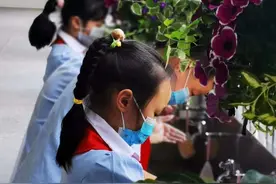 开学第一天，神兽回家笑嘻了！ 家长好奇：难道学校有魔法？图片