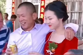 陕西汉中婚礼习俗：宾客可以恶搞戏谑公公和儿媳，当天辈分无大小图片