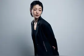 郭采洁穿黑色太酷了！小西装搭短皮裙，每一个细节都“撩”人图片