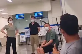 江苏南京：蝴蝶在医院飞舞迟迟未离开，网友被打动：听闻丧车来过图片