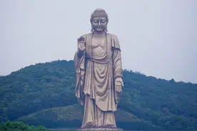无锡灵山大佛，高达88米，是无锡最贵的5A级旅游景点图片
