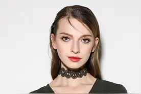 时尚前沿：「choker」贴颈项链图片