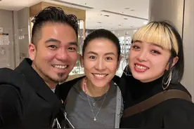 51岁宣萱罕晒素颜照，脸色显憔悴颜值仍出众，戴百元首饰太接地气图片