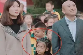 男孩当众“怒斥”父母偏心，看到妹妹的表情后，才知道他有多委屈图片