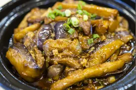 咸鱼茄子煲，咸香软糯，超下饭，美味家常菜，这样吃太香啦图片