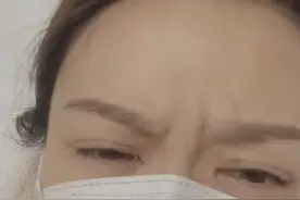40岁薛凯琪胃痛紧急入院，手臂插着留置针，皱紧眉头疼到流眼泪图片