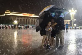 河南郑州6岁男孩电闪雷鸣里，在车上向雨中身影大喊：快过来图片