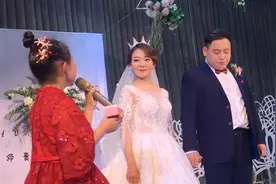 这位婚礼上唱歌的小姑娘火了，没有声卡的歌声，听着就是舒服视频封面