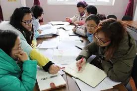 校长让成绩倒数第一的老师作检讨，老师质问：哪个学校没倒数第一图片