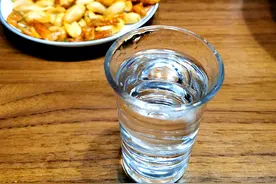 都是烈酒，为什么伏特加能火遍全球，而白酒只有咱们中国人爱喝？图片
