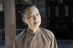 朱元璋外出巡查，遭一位老妇人破口大骂，朱元璋：敢问你儿子是谁图片