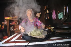 80岁山里独居大娘，几里外割河草蒸蒸菜，门口倒扣巨碗有点怪图片