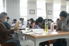 清明小长假 一边学习一边锻炼 两不耽误图片