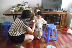 每顿给孩子吃“软饭”，又伤脾胃又让孩子长不高，好多老人还在喂图片