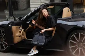 全智贤不愧是大明星，衬衫裙配老爹鞋十分抢镜，敞篷跑车更是霸气图片