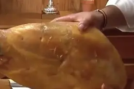 每个月工资3万的厨师，日常工作切火腿，问你羡慕吗图片