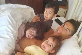 C罗睡床上光膀子抱儿女，乔妹躺一旁娇羞 总裁晒床上照片羡煞旁人图片