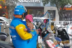 怀抱孩子送外卖！桂林这名单亲妈妈感动无数网友图片
