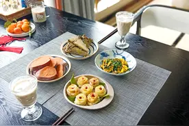 老两口的浪漫早餐，吃得舒服又省事儿，网友：有仪式感，幸福图片