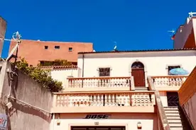 意大利老人岛上独居32年，被迫离开搬到其他地方，学着使用社交媒体与他人交流图片