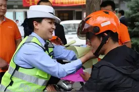 电动车加装后尾箱被罚，车主不服反问交警：头盔没了你赔我？图片
