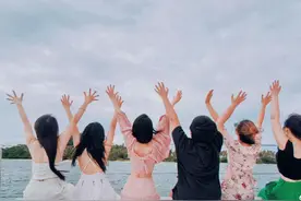 李沁跟闺蜜海边度假，众人中独显她的小蛮腰，身材堪称“小腰精”图片