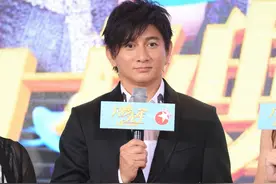 吴奇隆身穿蓝色双排扣西装，气质儒雅又帅气图片