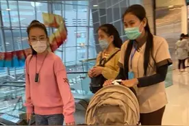 方媛戴口罩在人群里不起眼，穿卫衣搭紧身裤，155的身高很真实啊图片