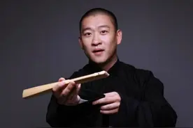 曹云金碰瓷向佐惹是非，向佐正面硬刚：有本事当面较量图片