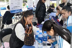 芦淞区这场招聘会，为应届毕业生提供了1200多个岗位图片