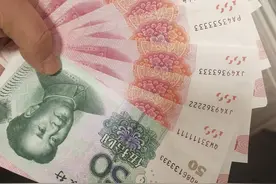 去银行取钱工作人员多给你了，到底要不要还？图片