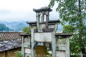一门两状元！陕南农村发现百年贞节牌坊，15岁嫁人守寡70年图片