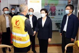 韩立明重阳节看望老同志并调研老龄工作：莫道桑榆晚，为霞尚满天图片
