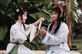 团扇“拍了拍”你，并翻开了古典名著《红楼梦》图片