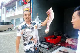 农村55岁男子黄冈卖猪肉受宠：28元能买排骨吃，早上卖了14000元图片