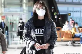 49岁闫妮走机场真洋气，学小花穿健美裤露袜，剪刘海差点认不出图片