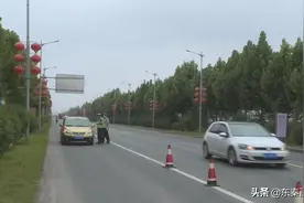 临渭交警用上新一代“移动警务通”让违法车辆无路可逃图片
