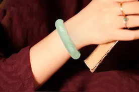 这只戴了七年的翡翠玉镯，竟然发生了这么神奇的变化！买家赚到了图片