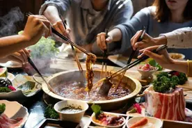海南游客成都之旅，排了2个小时的串串店，结账时竟膛目结舌图片